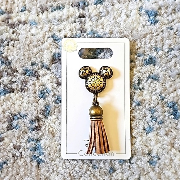 DISNEY PARKS MICKEY MOUSE ICON TASSEL PIN NEW - Picture 1 of 5
